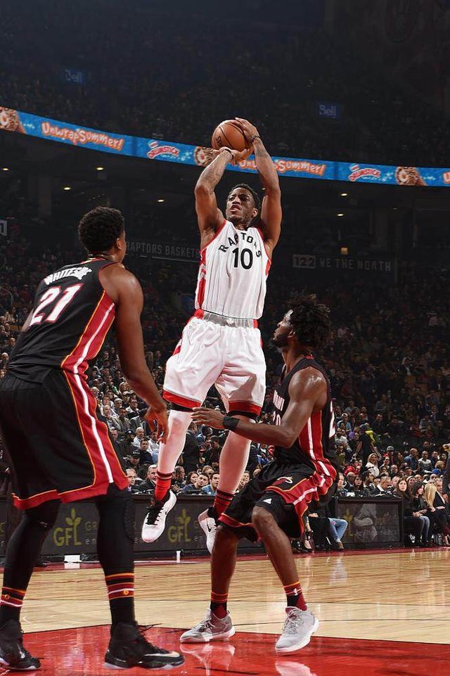 火箭半场0罚球且无人得分上双，目前与湖人战成48平.